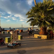Yate en aguas turquesa de La Paz